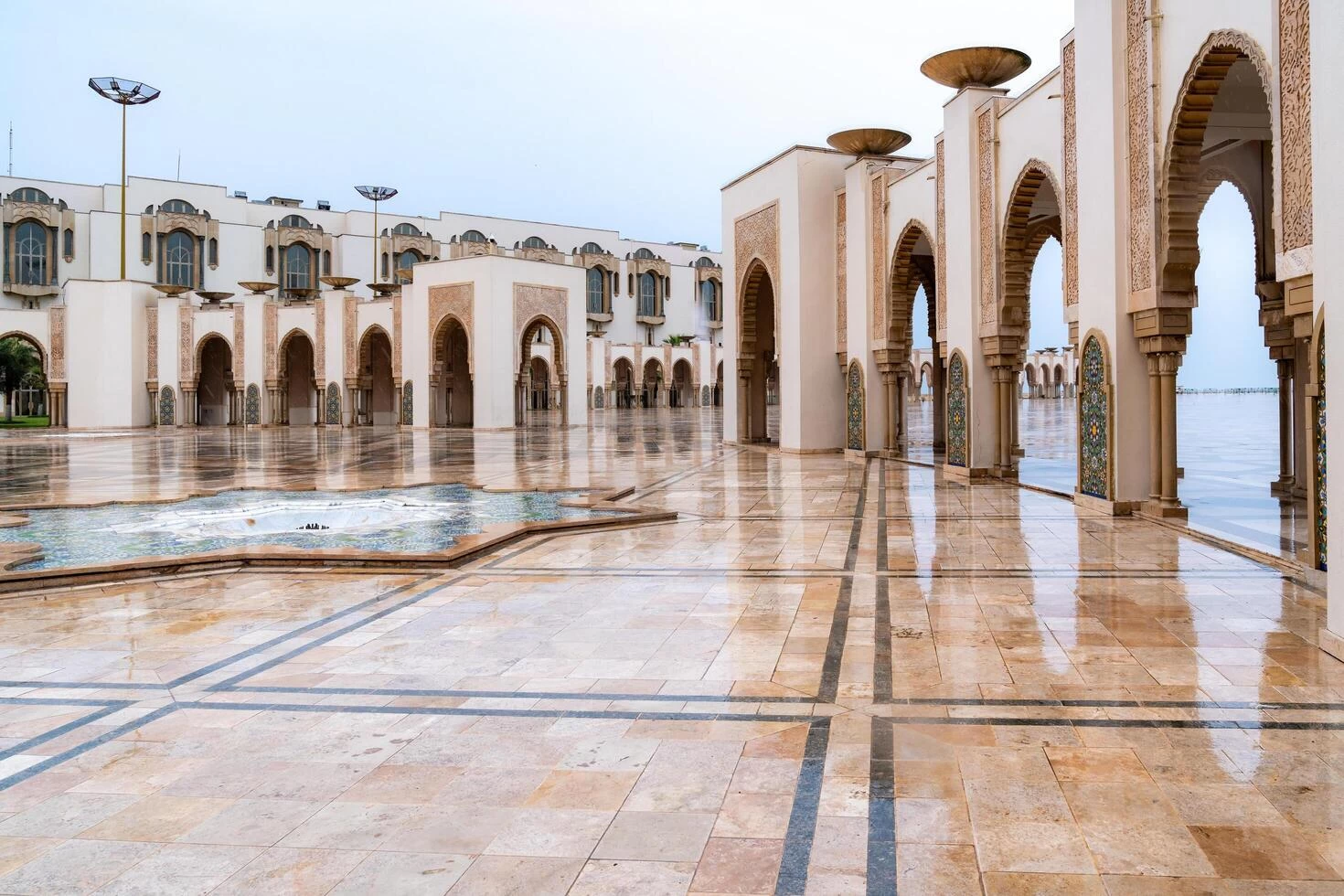 Esplora la maestosa Moschea di Hassan II | Il monumento imperdibile del Marocco