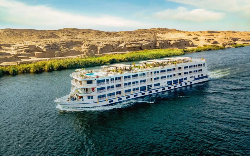 Lago Nasser Acque calme del lago Nasser all'alba