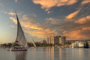 Disfrute de un paseo en faluca al atardecer, una experiencia imprescindible en Luxor