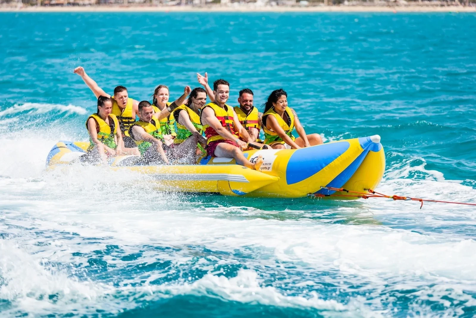 Giochi Acquatici in Spiaggia – Parasailing, Banana Boat & Ciambella