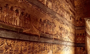 Incisioni antiche sui muri della Valle dei Re a Luxor.
