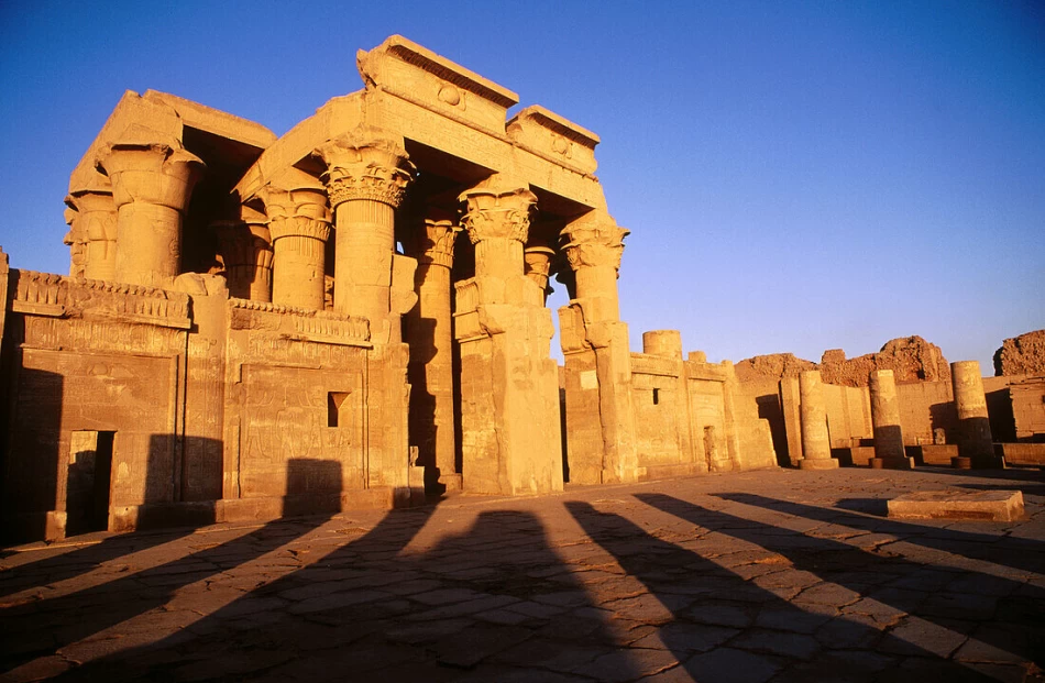 Vista esterna delle rovine del tempio di Kom Ombo.