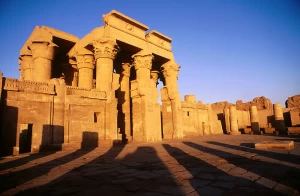 Vista esterna delle rovine del tempio di Kom Ombo.