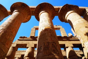 Grandi colonne antiche nel Tempio di Karnak a Luxor.