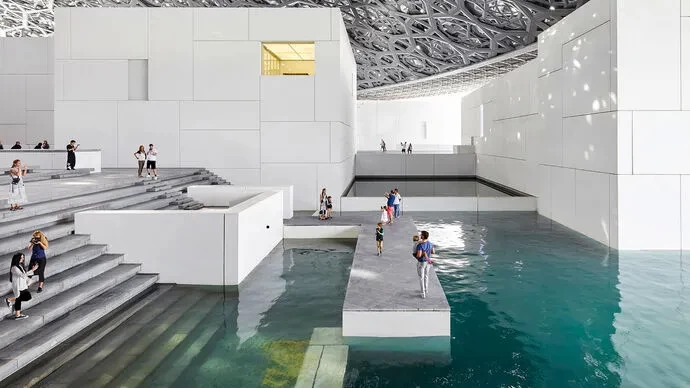 Il Louvre Abu Dhabi è il primo museo universale del mondo arabo.