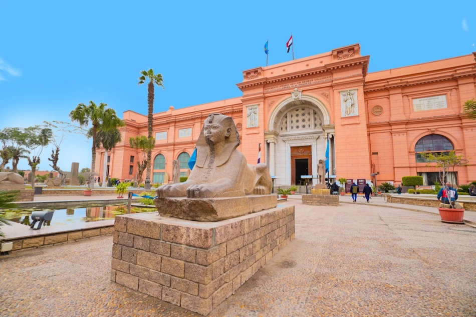 Pasea por el museo egipcio Recorrido por Egipto viaje de lujo