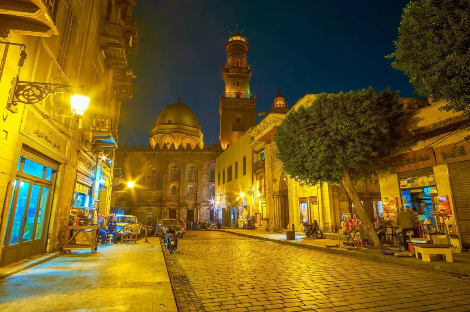 Pasee por la histórica calle Al-Muizz en unas vacaciones de lujo en Egipto