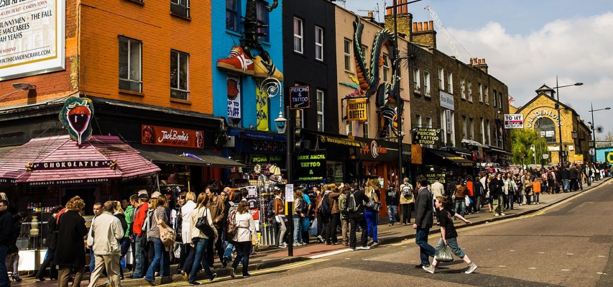 Borough Market è il mercato originale di cibo veloce di Londra ed è un paradiso per gli amanti del cibo. Qui, i visitatori possono tornare a casa con prodotti freschi coltivati localmente, formaggi artigianali di alta qualità, cioccolato e cibo da strada internazionale.