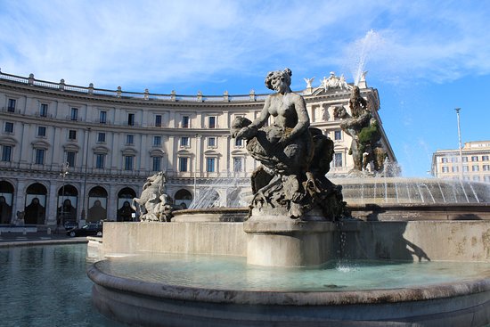  Piazza della Repubblica is the grand Basilica of Santa Maria degli Angeli e Martiri.
