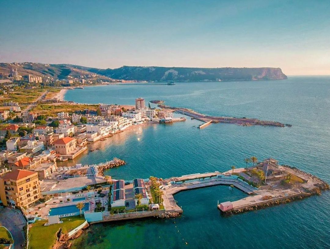 Il Mediterraneo illumina la costa libanese, creando splendide spiagge, resort e città costiere. È bagnata dal mare e vanta meraviglie costiere come Jbeil (Byblos), Batroun e Tiro.