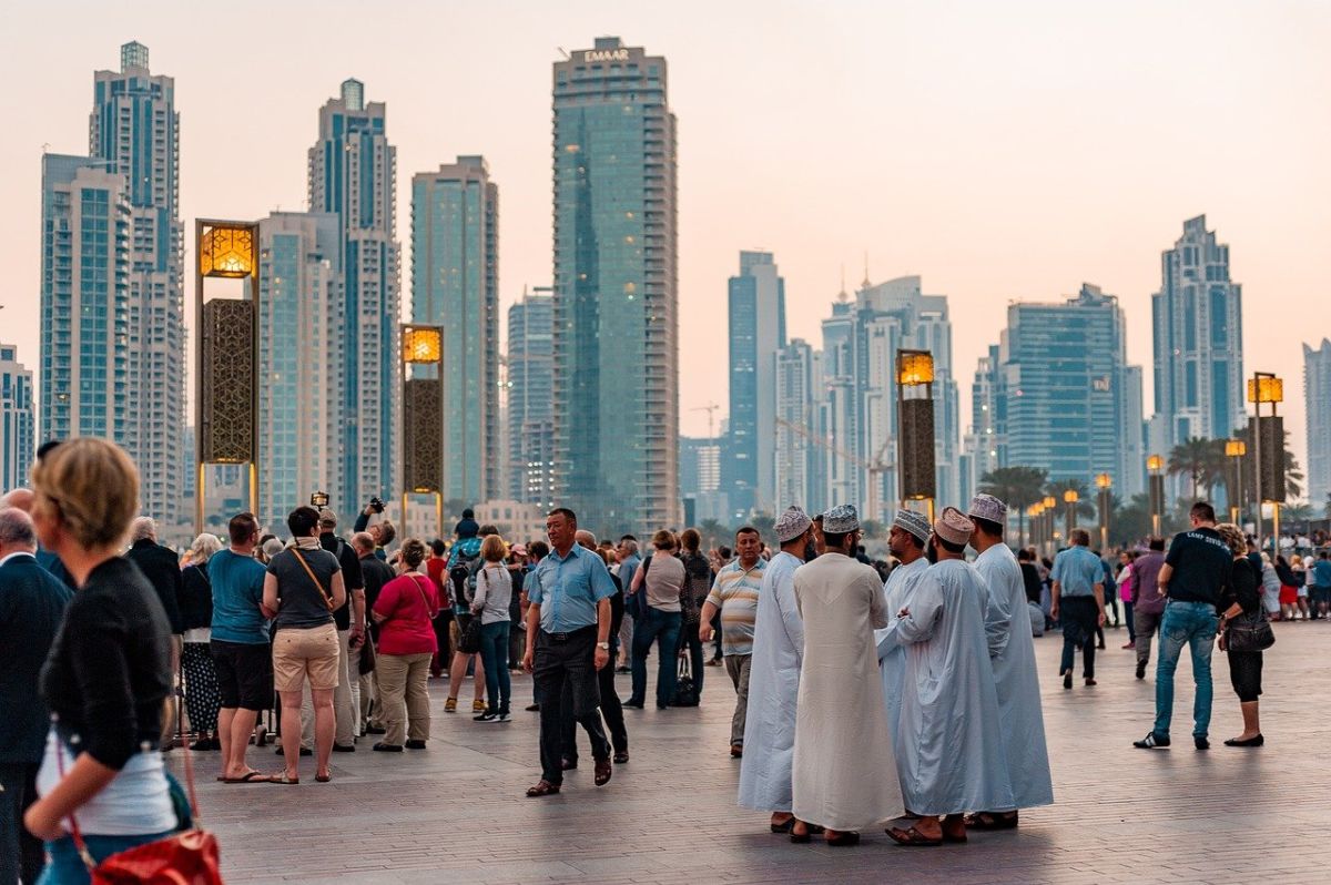 L'industria del turismo dal vivo degli Emirati Arabi Uniti attira un milione di turisti all'anno, dando un forte impulso all'economia. Gli Emirati Arabi Uniti sono una meraviglia in sé, offrendo esperienze di resort di lusso e safari nel deserto.