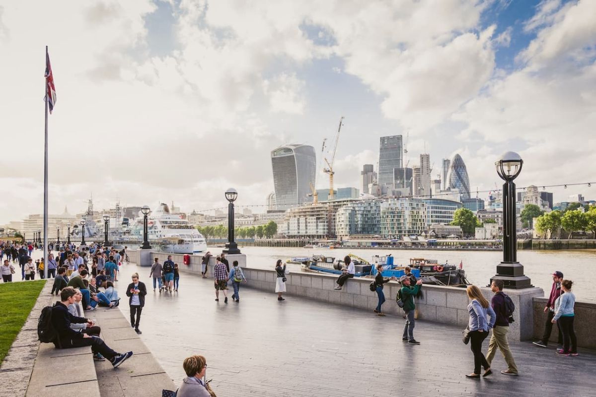 Ogni quartiere di Londra offre un pezzo della sua storia che fa parte integrante del ricco mosaico culturale della città. Notting Hill, famoso per le sue case colorate e il mercato di Portobello Road