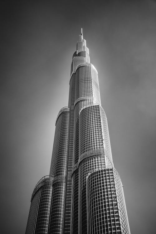 Burj Khalifa now stands perpendicularly to skyscrapers and has officially become the tallest building in the world, soaring 828 meters high