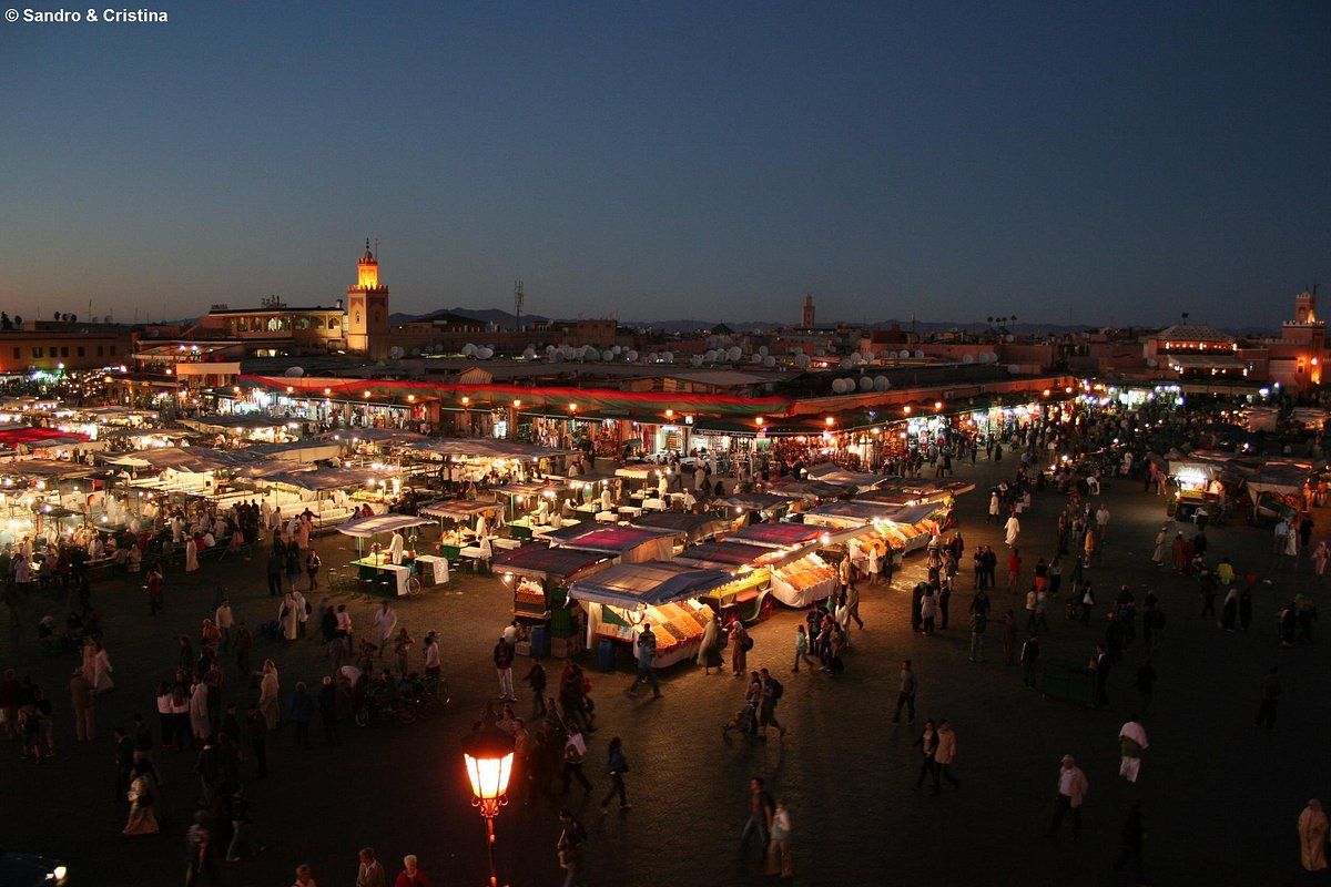 Questo è senza dubbio il luogo più vivace della città, dove tutto può accadere. L'incredibile energia di questa piazza si percepisce durante il giorno: con mangiafuoco, incantatori di serpenti e uomini con calderoni fumanti, si crea una cacofonia di suoni e profumi che rappresentano l'essenza di Marrakech.